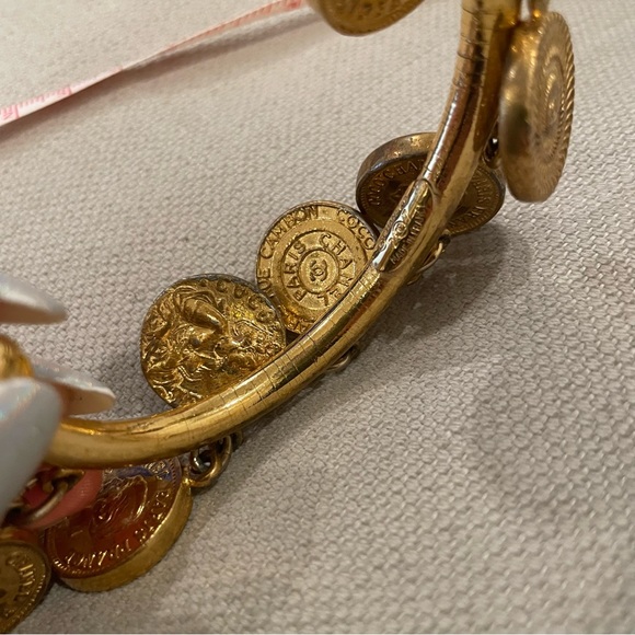 ❤️CHANEL❤️Vintage Medallion Cuff - Picture 10 of 16